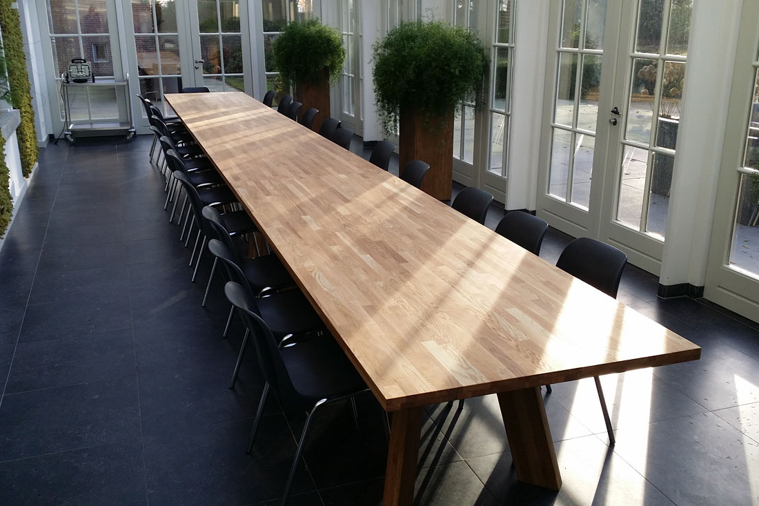 grote rechthoekige boardroomtafel